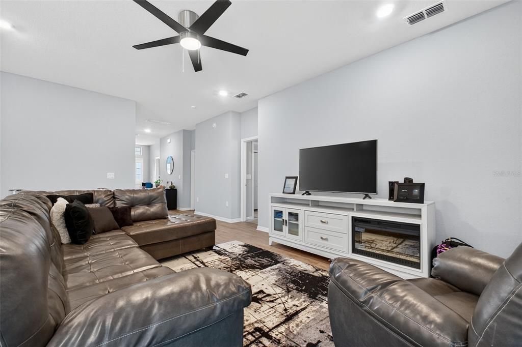 待售: $375,000 (4 贝兹, 2 浴室, 2081 平方英尺)