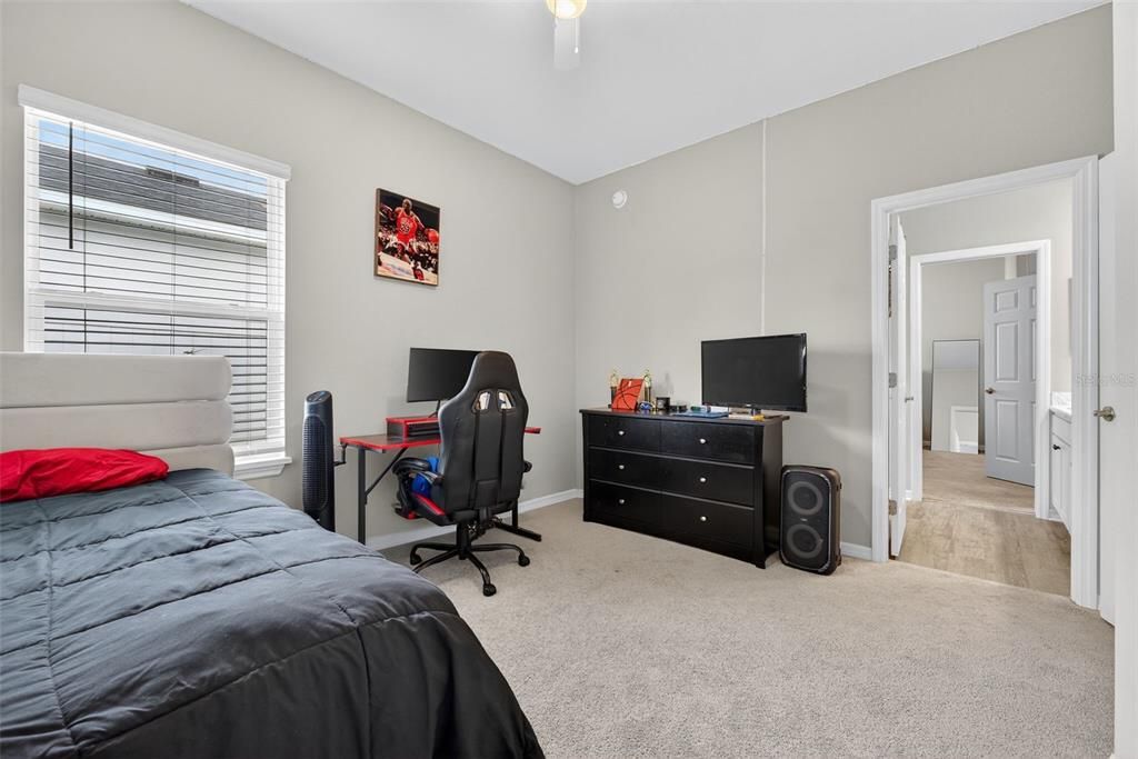 待售: $375,000 (4 贝兹, 2 浴室, 2081 平方英尺)