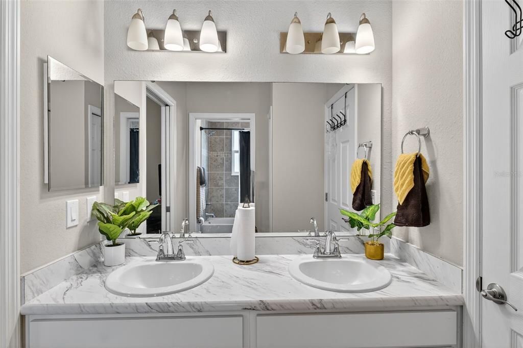 待售: $375,000 (4 贝兹, 2 浴室, 2081 平方英尺)