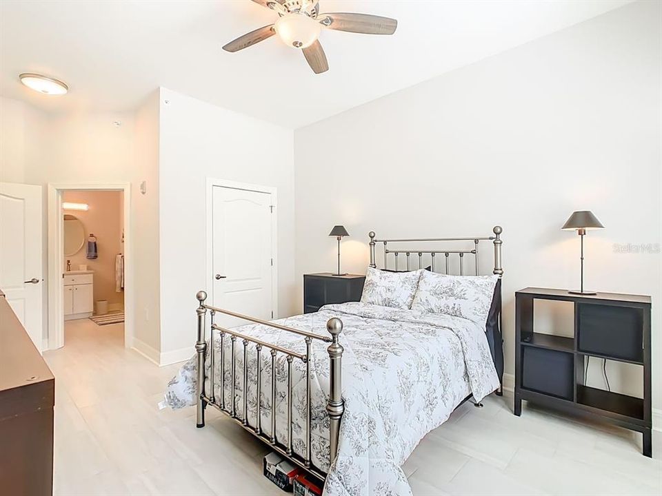 Под контрактом: $390,000 (1 спален, 1 ванн, 1073 Квадратных фут)