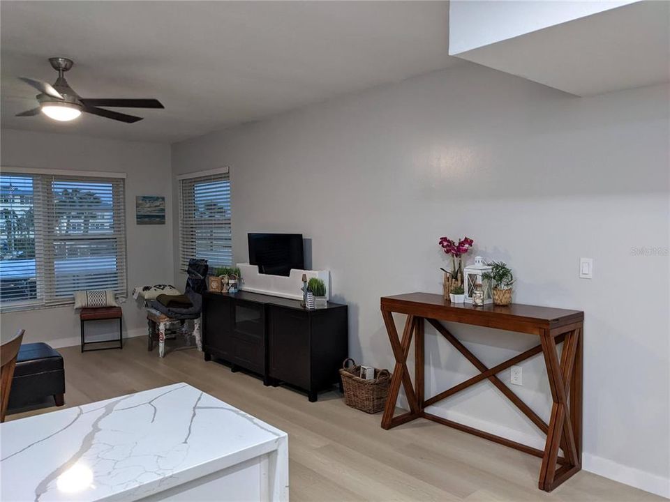 待售: $295,000 (1 贝兹, 1 浴室, 712 平方英尺)