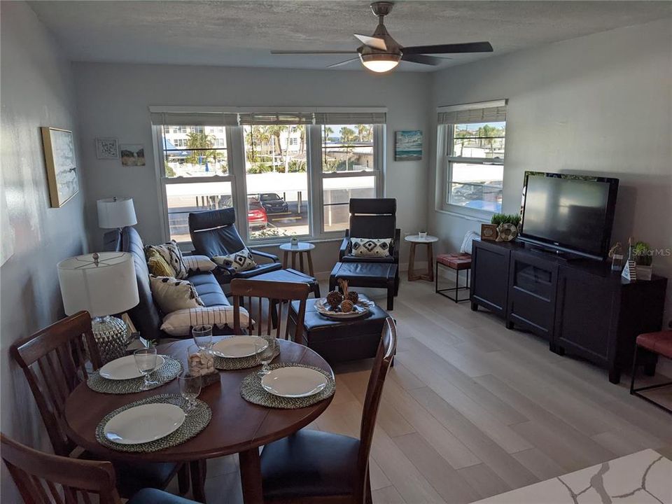 待售: $295,000 (1 贝兹, 1 浴室, 712 平方英尺)