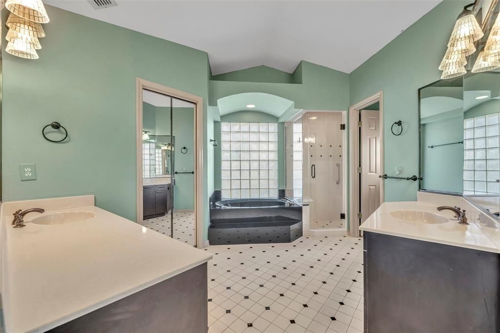 For Sale: $599,000 (4 beds, 2 baths, 2484 Square Feet)