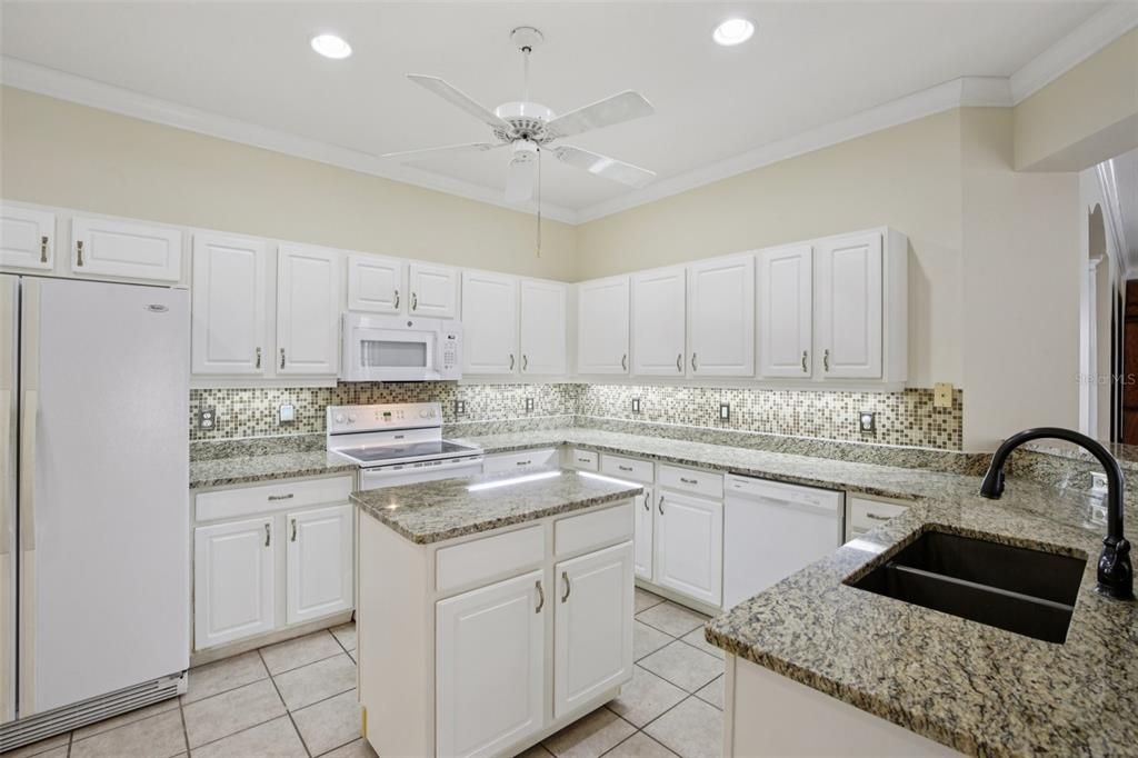 合同活跃: $325,000 (2 贝兹, 2 浴室, 1488 平方英尺)