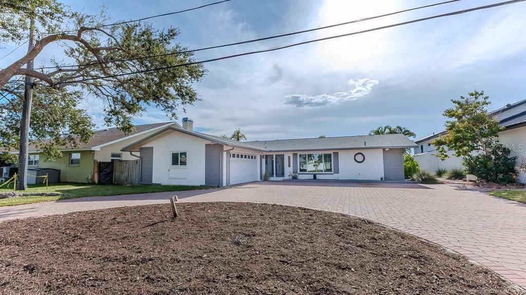 En Venta: $999,888 (4 camas, 3 baños, 2310 Pies cuadrados)