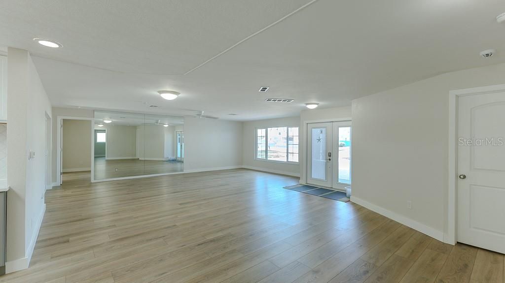 En Venta: $999,888 (4 camas, 3 baños, 2310 Pies cuadrados)