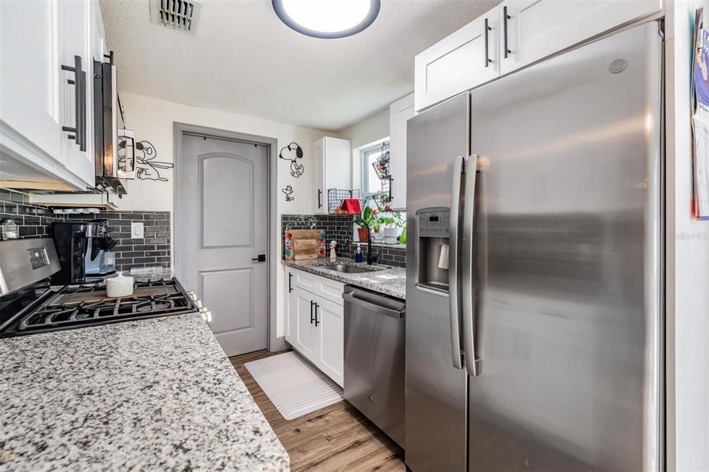 Под контрактом: $415,000 (4 спален, 2 ванн, 1352 Квадратных фут)