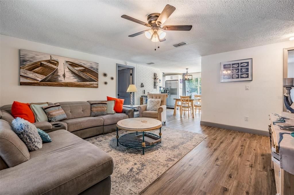 Под контрактом: $415,000 (4 спален, 2 ванн, 1352 Квадратных фут)