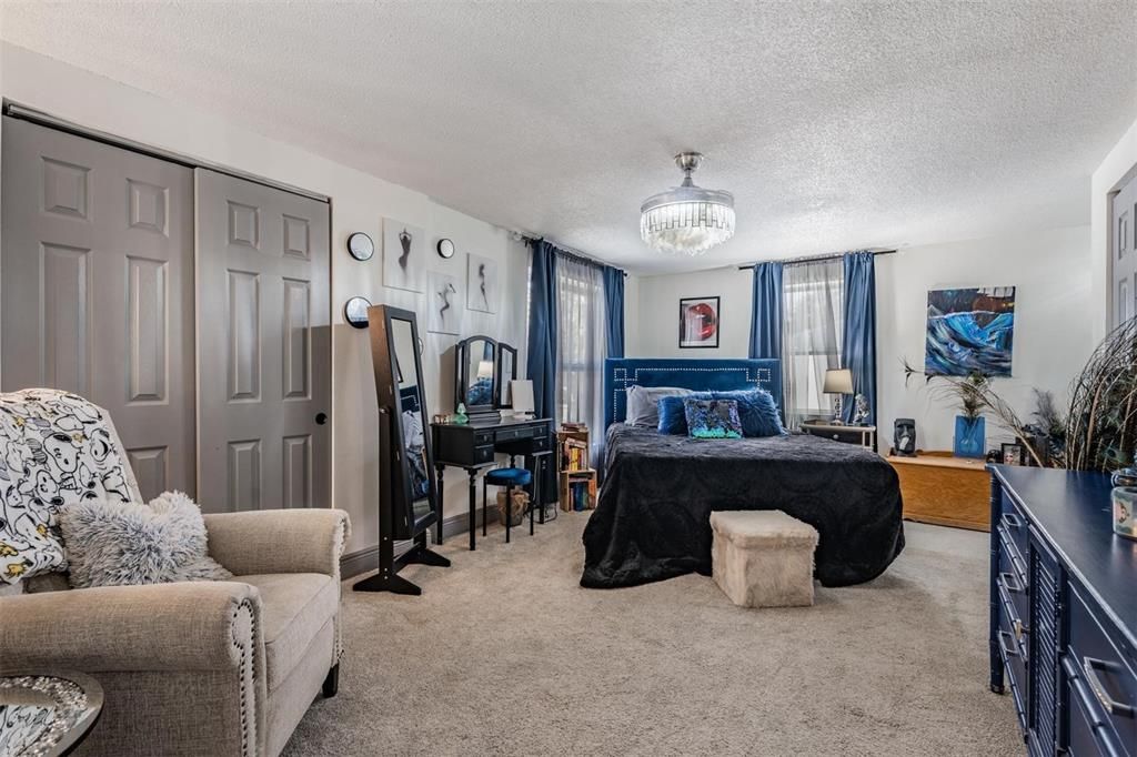 Под контрактом: $415,000 (4 спален, 2 ванн, 1352 Квадратных фут)