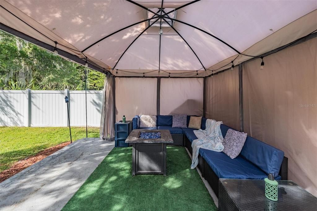 Под контрактом: $415,000 (4 спален, 2 ванн, 1352 Квадратных фут)