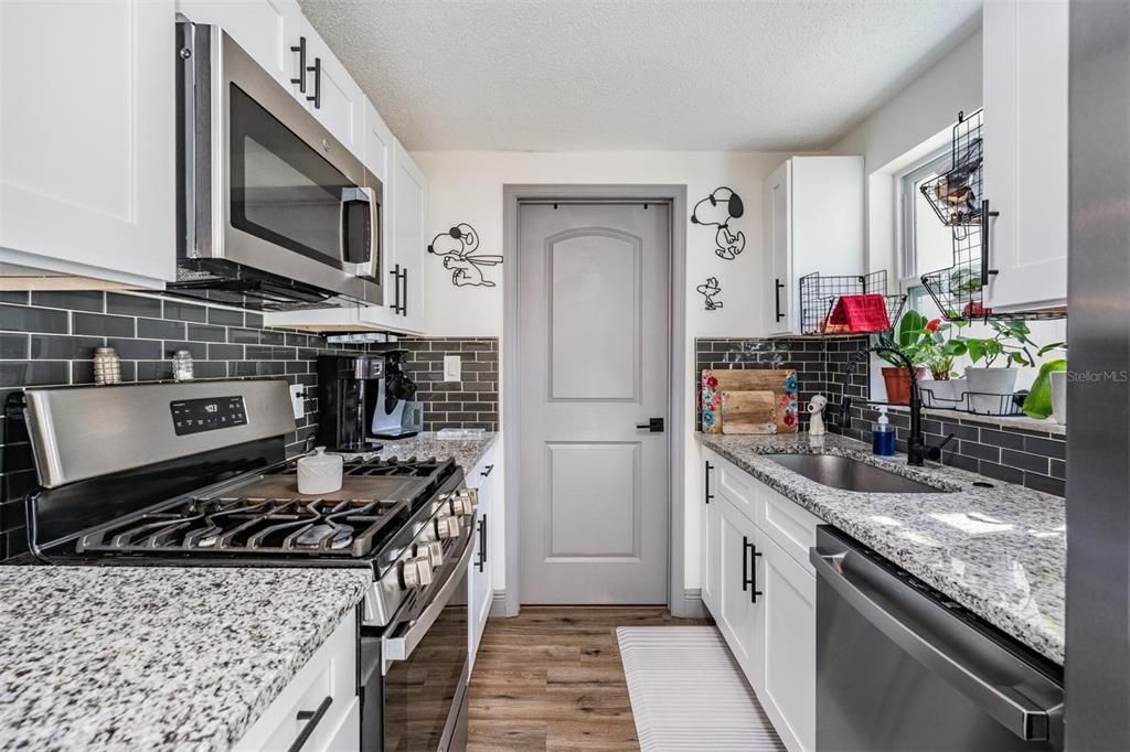 Под контрактом: $415,000 (4 спален, 2 ванн, 1352 Квадратных фут)