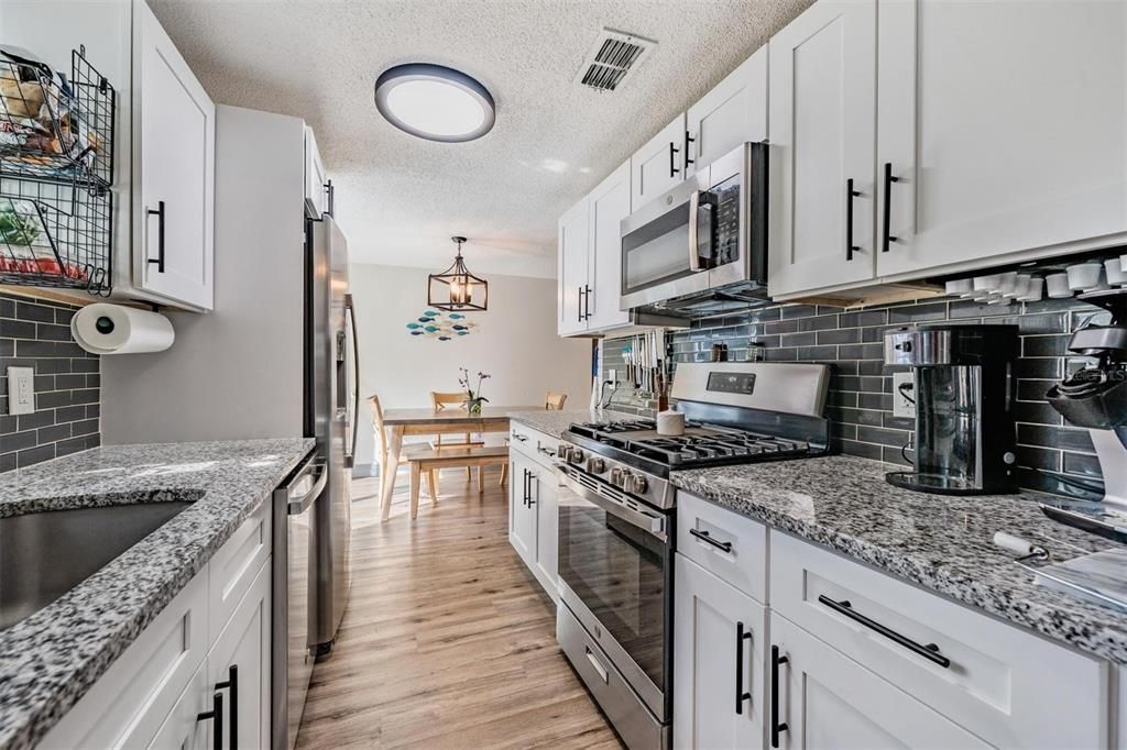 Под контрактом: $415,000 (4 спален, 2 ванн, 1352 Квадратных фут)