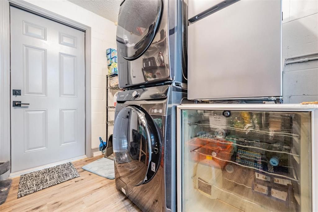 Под контрактом: $415,000 (4 спален, 2 ванн, 1352 Квадратных фут)