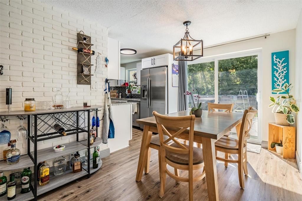 Под контрактом: $415,000 (4 спален, 2 ванн, 1352 Квадратных фут)