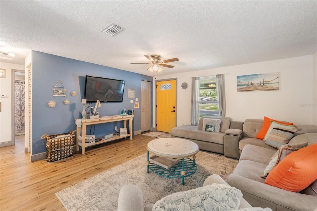 Под контрактом: $415,000 (4 спален, 2 ванн, 1352 Квадратных фут)