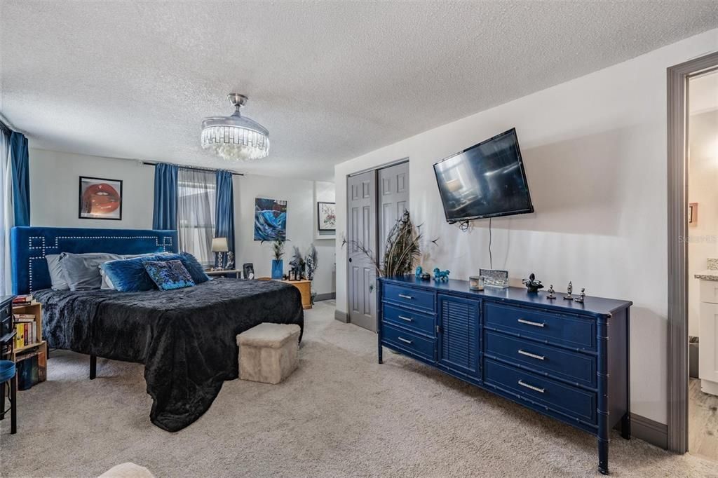 Под контрактом: $415,000 (4 спален, 2 ванн, 1352 Квадратных фут)