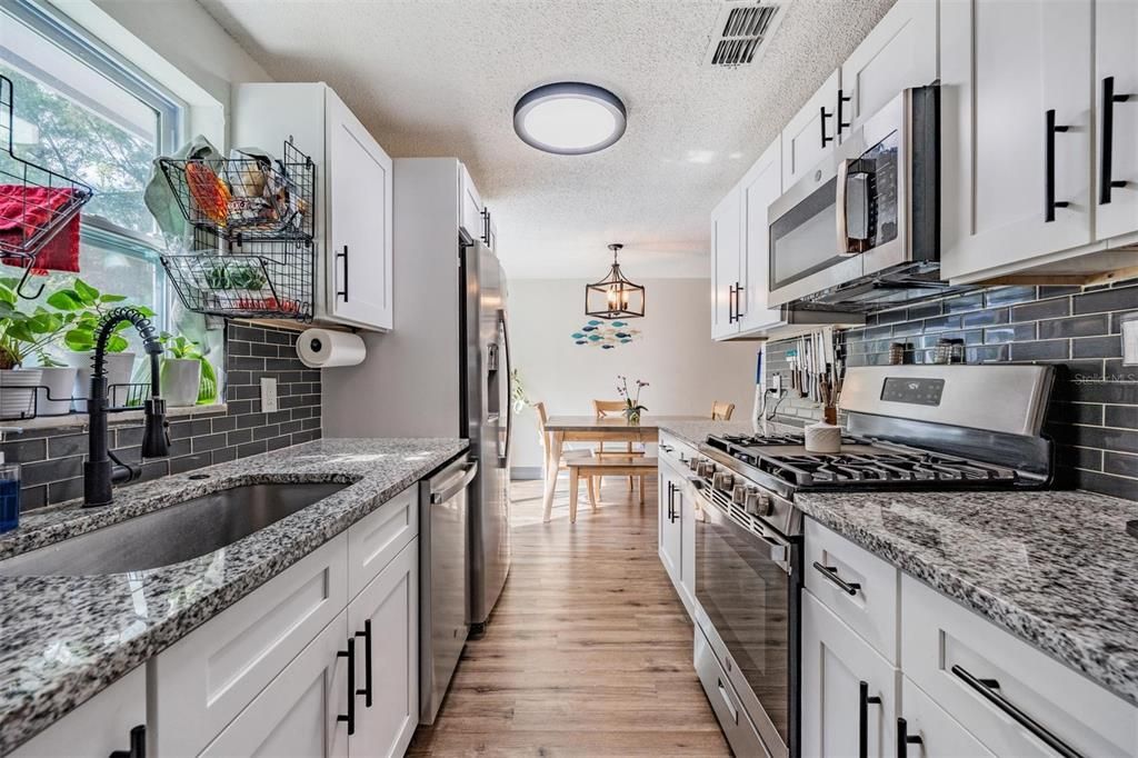 Под контрактом: $415,000 (4 спален, 2 ванн, 1352 Квадратных фут)