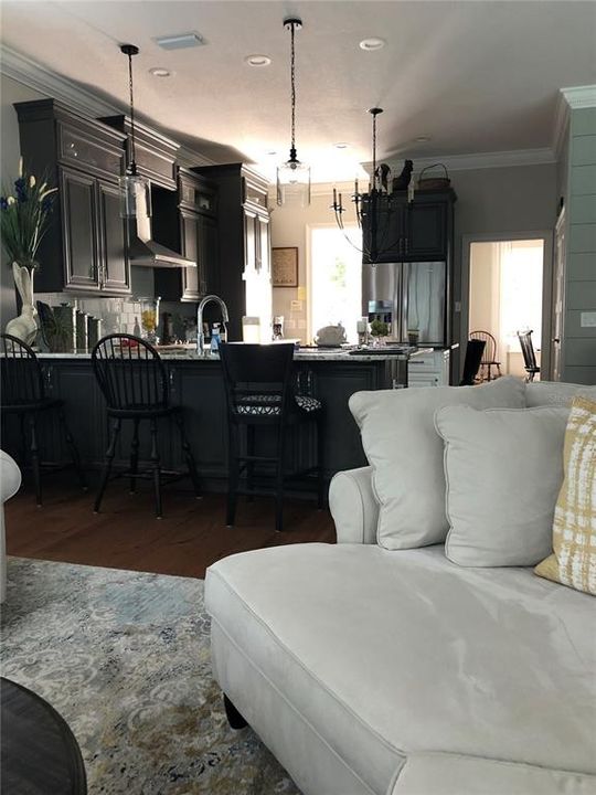 合同活跃: $1,680,000 (4 贝兹, 3 浴室, 3381 平方英尺)