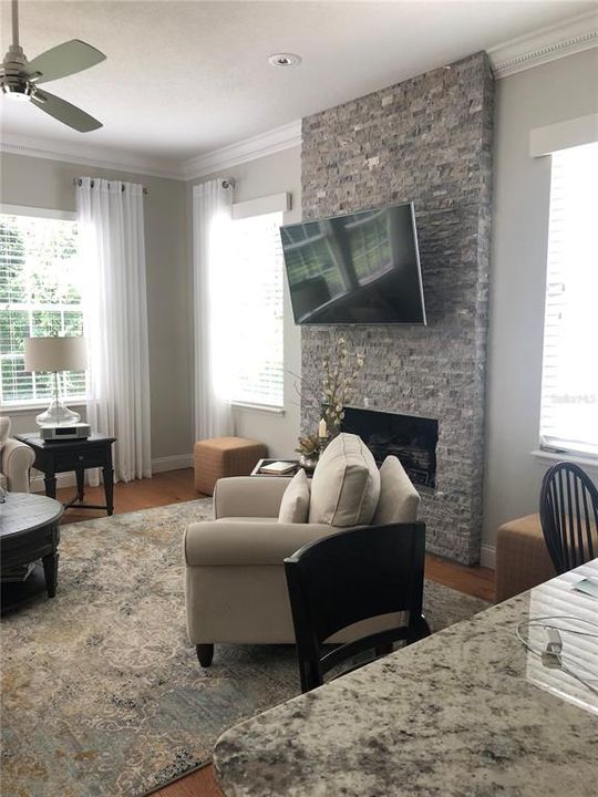 合同活跃: $1,680,000 (4 贝兹, 3 浴室, 3381 平方英尺)