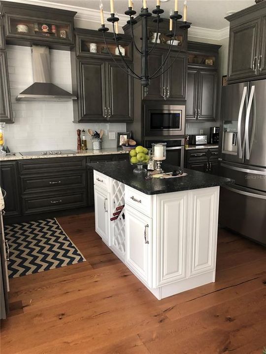 合同活跃: $1,680,000 (4 贝兹, 3 浴室, 3381 平方英尺)