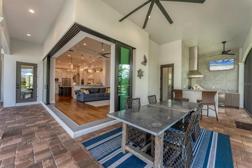 合同活跃: $2,650,000 (4 贝兹, 4 浴室, 4053 平方英尺)