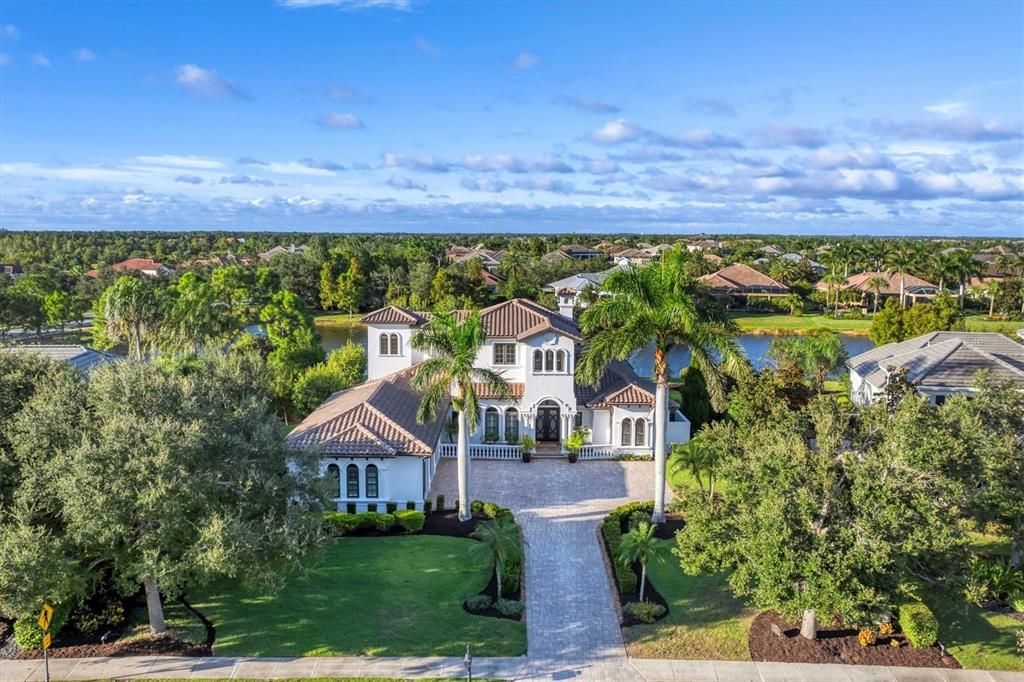 合同活跃: $2,650,000 (4 贝兹, 4 浴室, 4053 平方英尺)