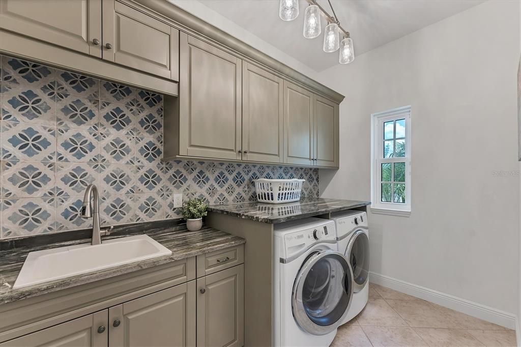 合同活跃: $2,650,000 (4 贝兹, 4 浴室, 4053 平方英尺)