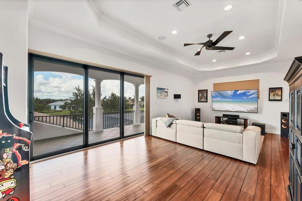 合同活跃: $2,650,000 (4 贝兹, 4 浴室, 4053 平方英尺)