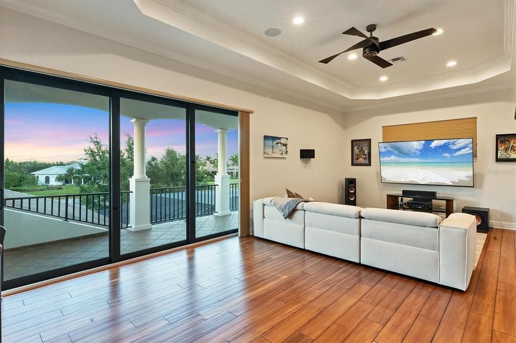 合同活跃: $2,650,000 (4 贝兹, 4 浴室, 4053 平方英尺)