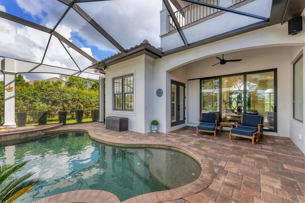 合同活跃: $2,650,000 (4 贝兹, 4 浴室, 4053 平方英尺)