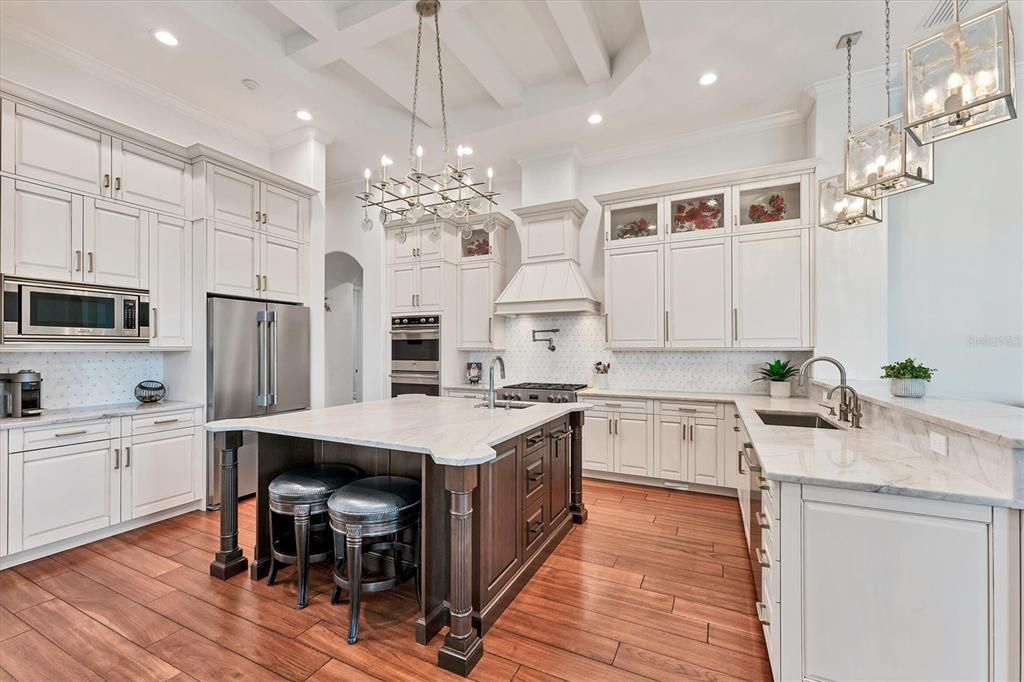 合同活跃: $2,650,000 (4 贝兹, 4 浴室, 4053 平方英尺)