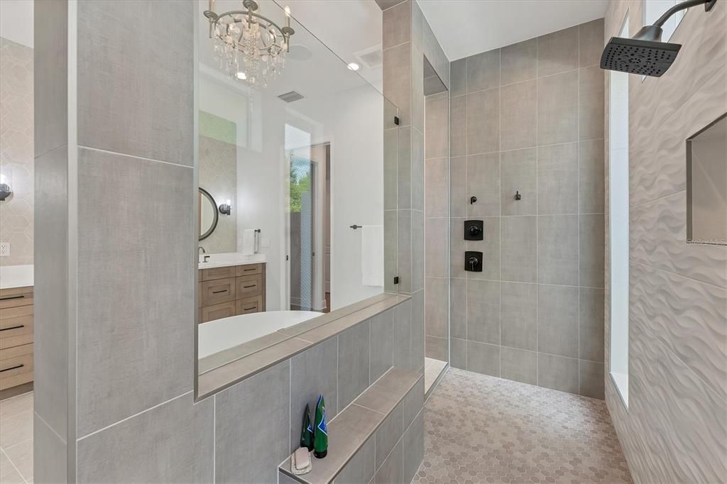 合同活跃: $2,650,000 (4 贝兹, 4 浴室, 4053 平方英尺)