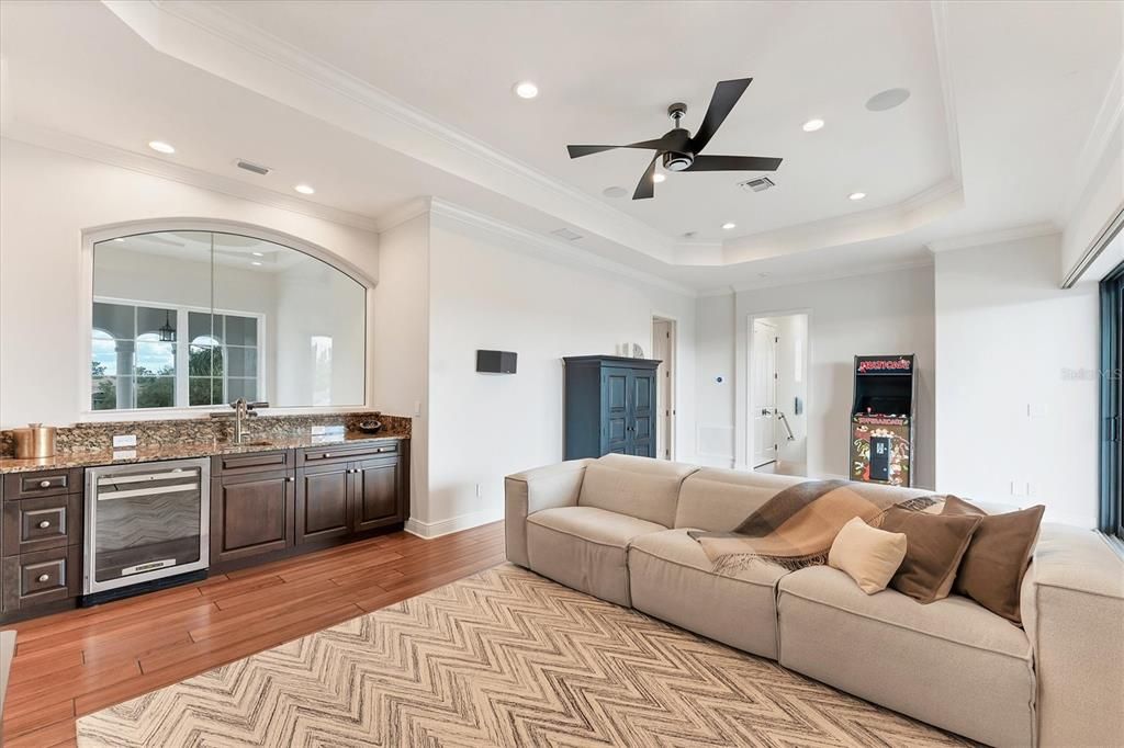 合同活跃: $2,650,000 (4 贝兹, 4 浴室, 4053 平方英尺)