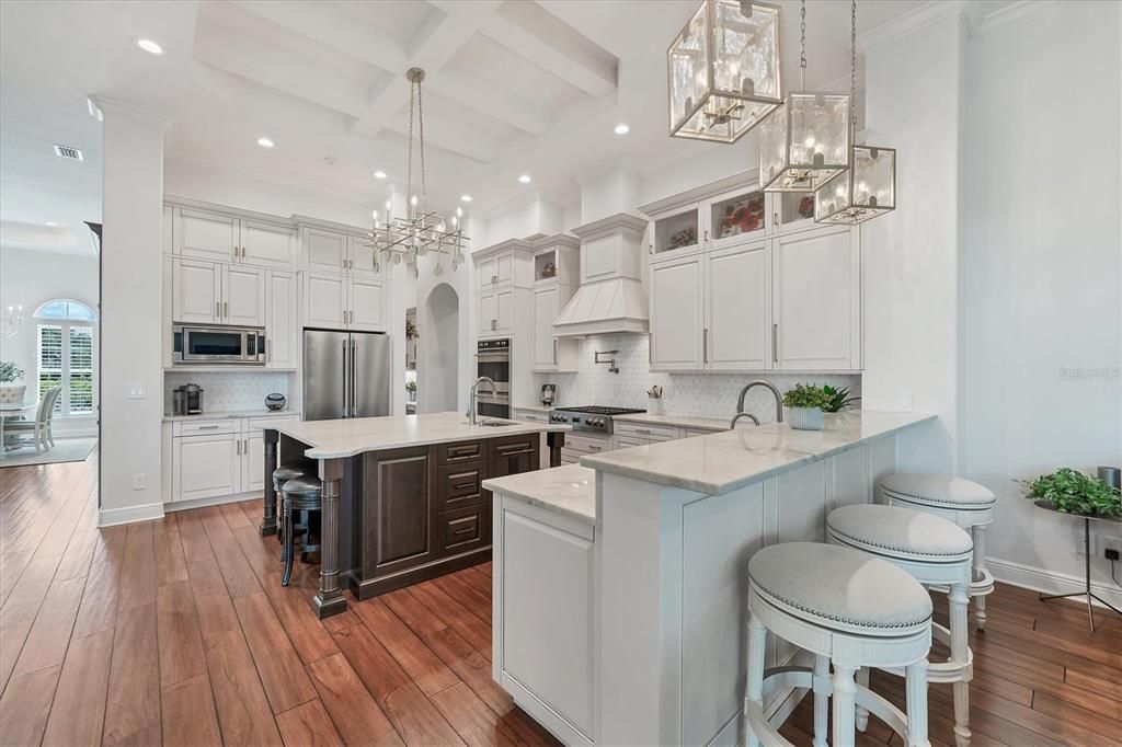 合同活跃: $2,650,000 (4 贝兹, 4 浴室, 4053 平方英尺)