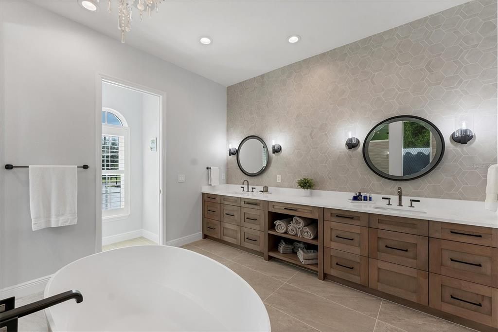 合同活跃: $2,650,000 (4 贝兹, 4 浴室, 4053 平方英尺)