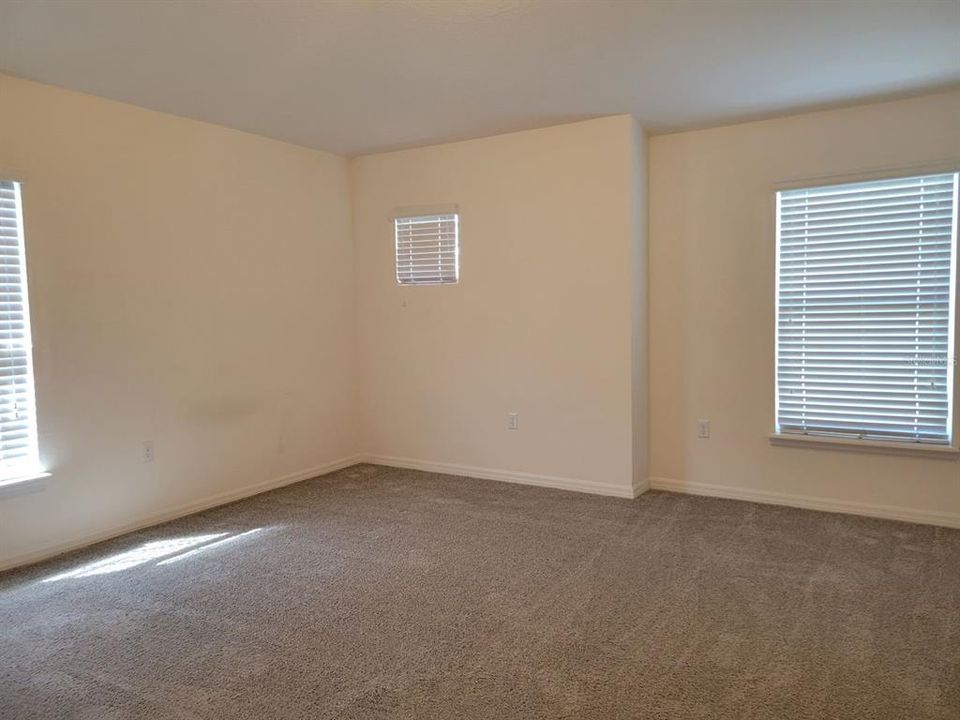 Activo con contrato: $3,200 (3 camas, 2 baños, 1776 Pies cuadrados)