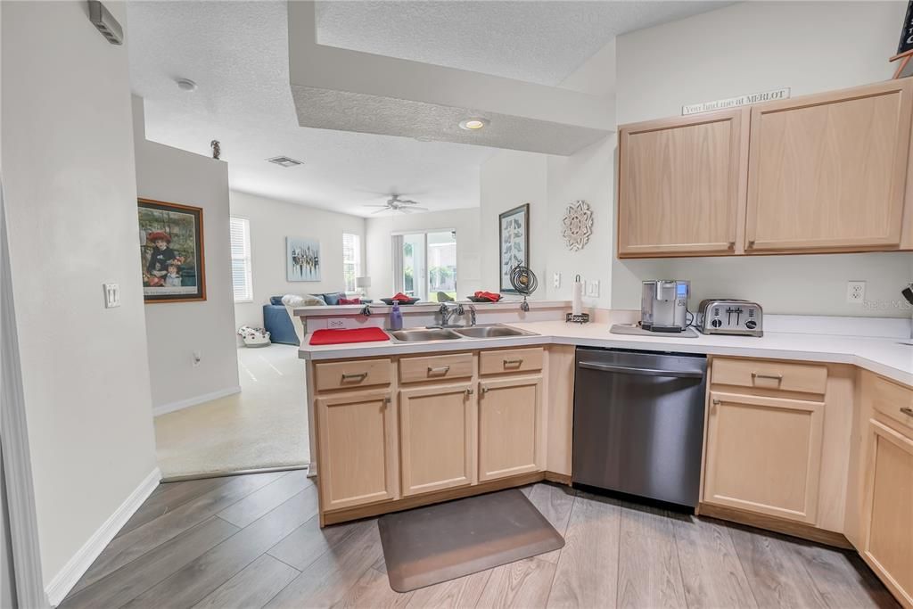 待售: $249,990 (2 贝兹, 2 浴室, 1073 平方英尺)