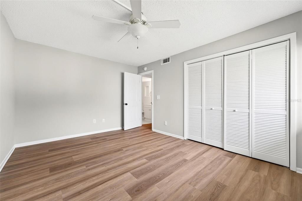 Под контрактом: $225,000 (2 спален, 2 ванн, 1071 Квадратных фут)