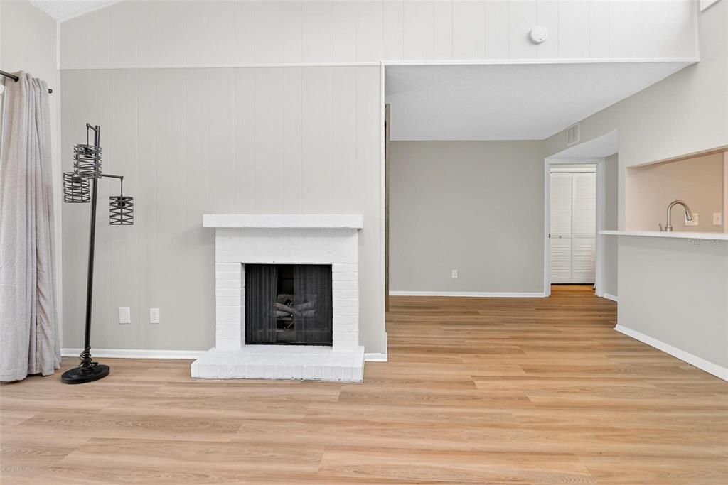 Под контрактом: $225,000 (2 спален, 2 ванн, 1071 Квадратных фут)