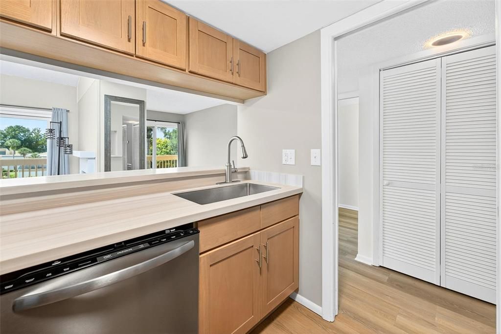 Под контрактом: $225,000 (2 спален, 2 ванн, 1071 Квадратных фут)