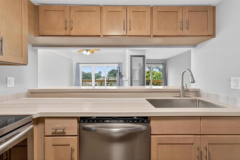 Под контрактом: $225,000 (2 спален, 2 ванн, 1071 Квадратных фут)