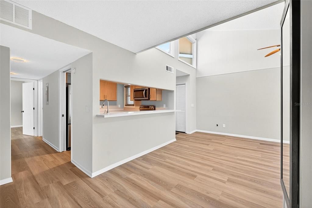 Под контрактом: $225,000 (2 спален, 2 ванн, 1071 Квадратных фут)