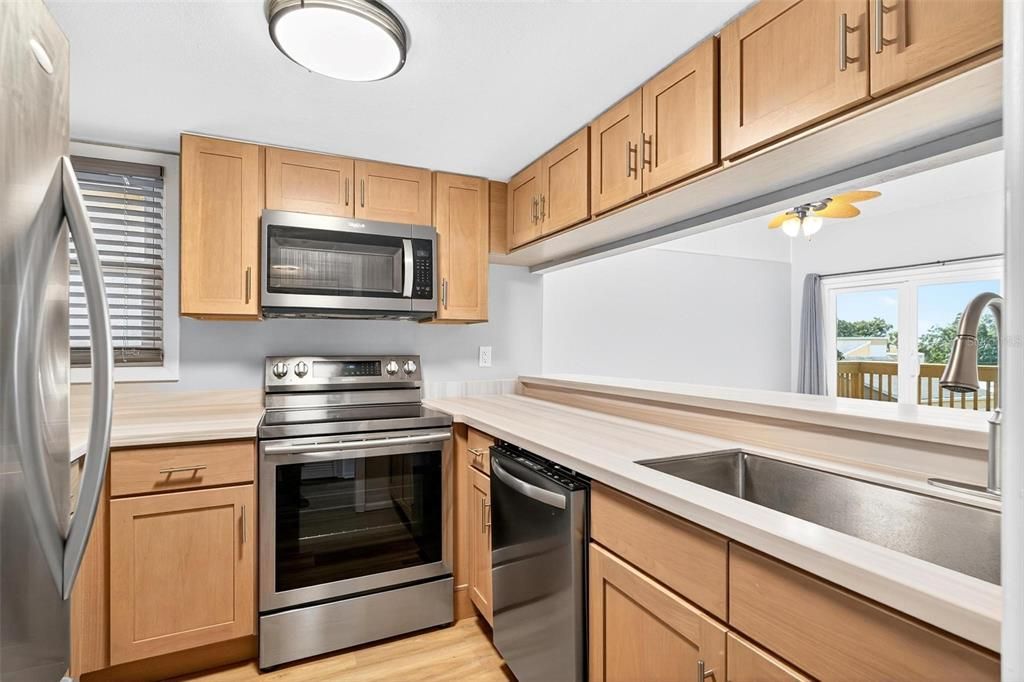 Под контрактом: $225,000 (2 спален, 2 ванн, 1071 Квадратных фут)