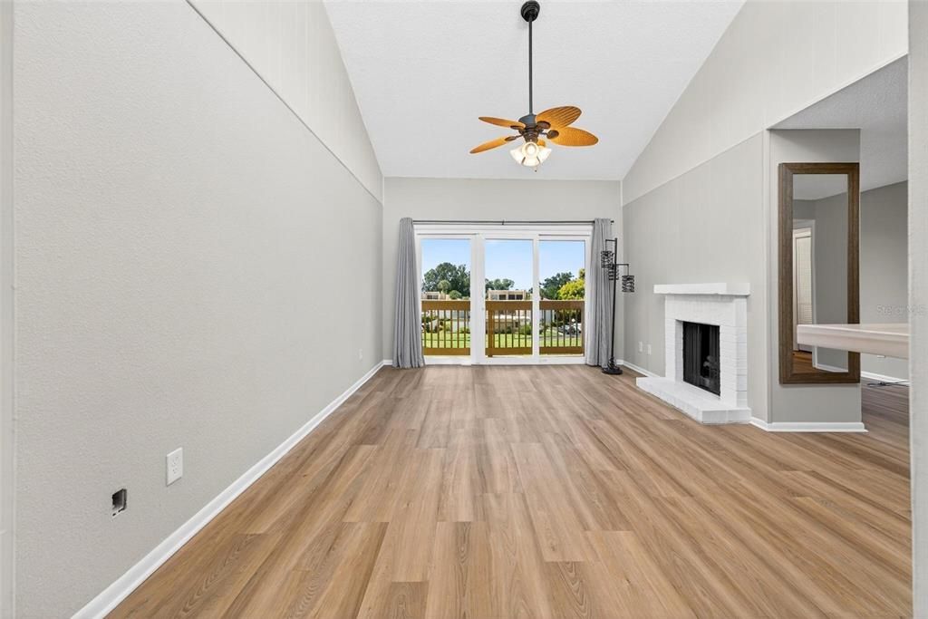 Под контрактом: $225,000 (2 спален, 2 ванн, 1071 Квадратных фут)