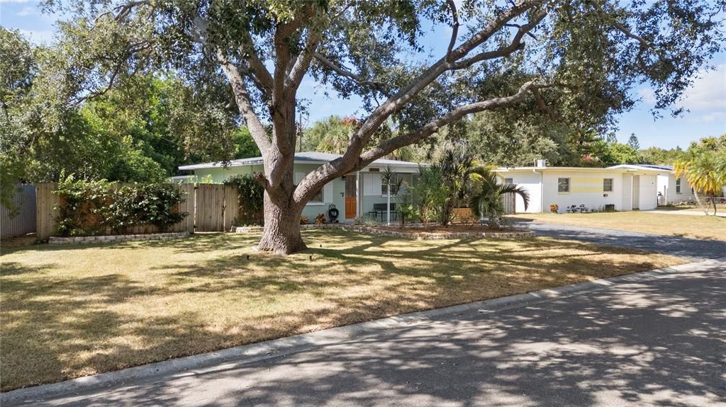 合同活跃: $339,900 (2 贝兹, 1 浴室, 782 平方英尺)