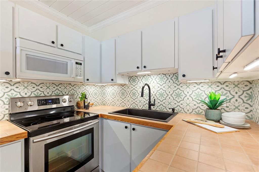 合同活跃: $339,900 (2 贝兹, 1 浴室, 782 平方英尺)