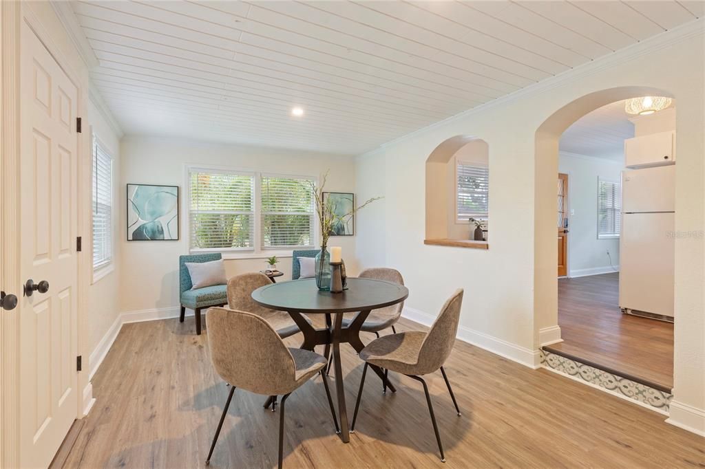 合同活跃: $339,900 (2 贝兹, 1 浴室, 782 平方英尺)