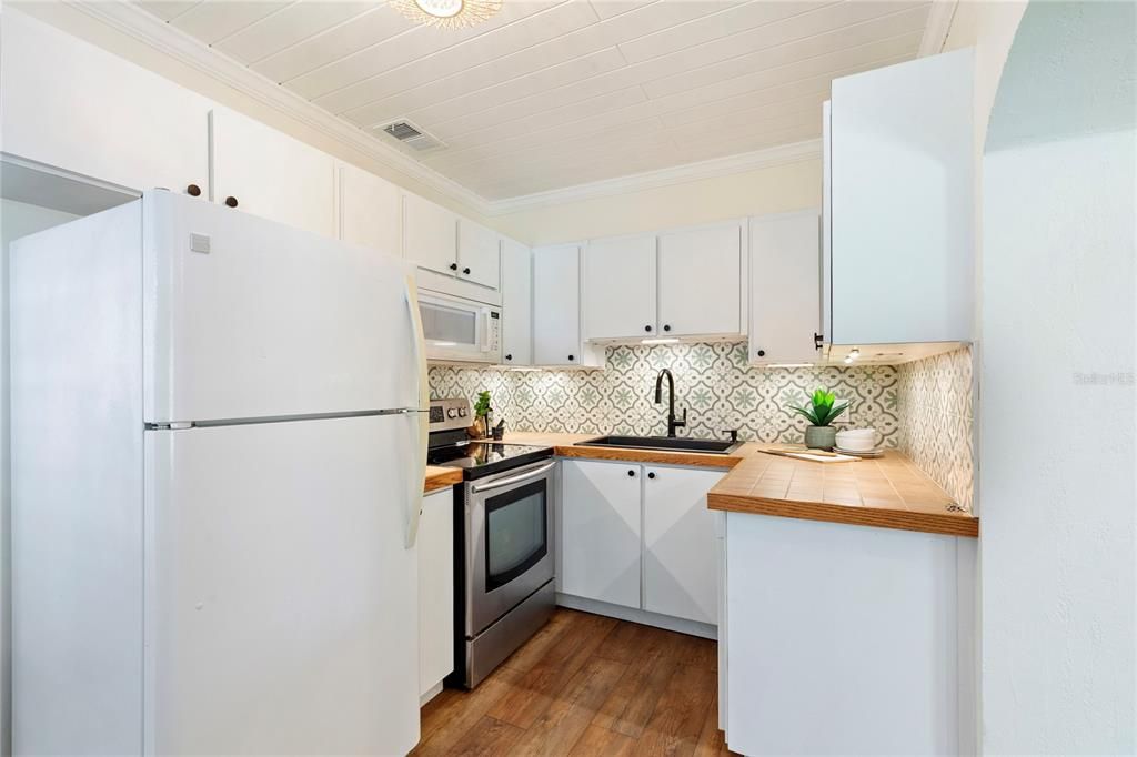 合同活跃: $339,900 (2 贝兹, 1 浴室, 782 平方英尺)