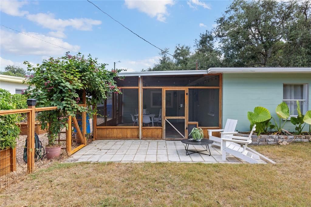 合同活跃: $339,900 (2 贝兹, 1 浴室, 782 平方英尺)