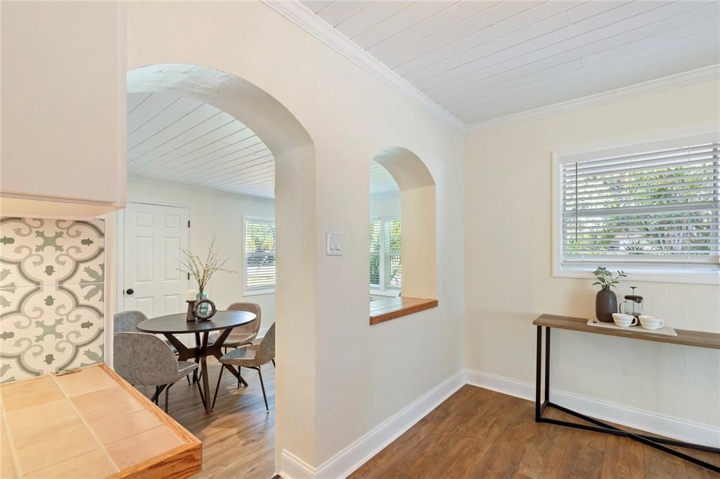 合同活跃: $339,900 (2 贝兹, 1 浴室, 782 平方英尺)